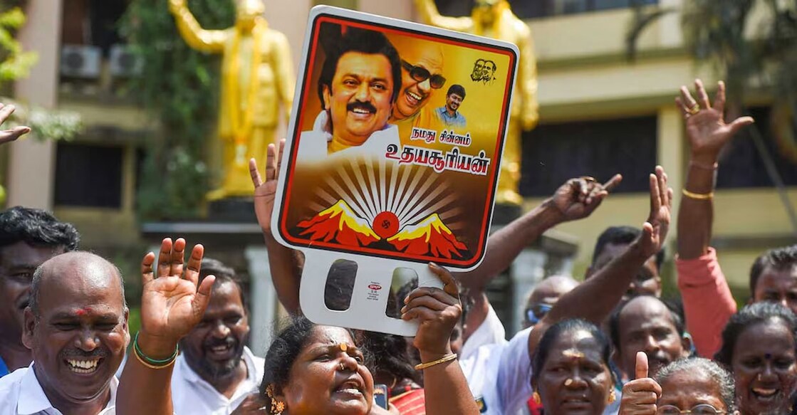 മുഖ്യമന്ത്രി എം.കെ.സ്റ്റാലിൻ‌ ഉൾപ്പെടെയുള്ളവരുടെ ചിത്രവുമായി ഡിഎംകെ പ്രവർത്തകർ. Photo: R Senthil Kumar/PTI