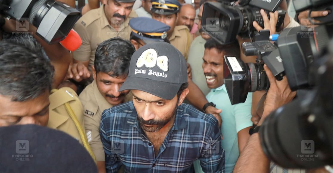 shine-tom-chacko-premium-main ഷൈൻ ടോം ചാക്കോയെ പൊലീസ് സ്റ്റേഷനിൽ എത്തിച്ചപ്പോൾ. ചിത്രം: മനോരമ