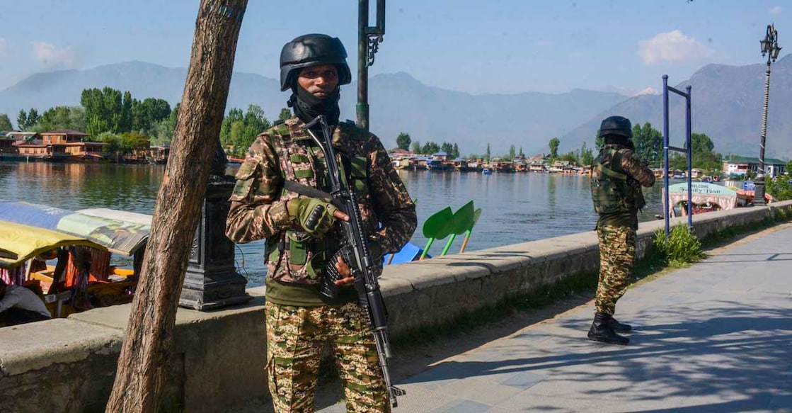 Pahalgam Attack പഹൽഗാം ഭീകരാക്രമണത്തിനു പിന്നാലെ ജമ്മുകശ്മീരിലെ ശ്രീനഗറിൽ ദാൽ തടാകത്തിനു സമീപം കാവൽ നിൽക്കുന്ന സൈനികൻ (Photo: PTI)