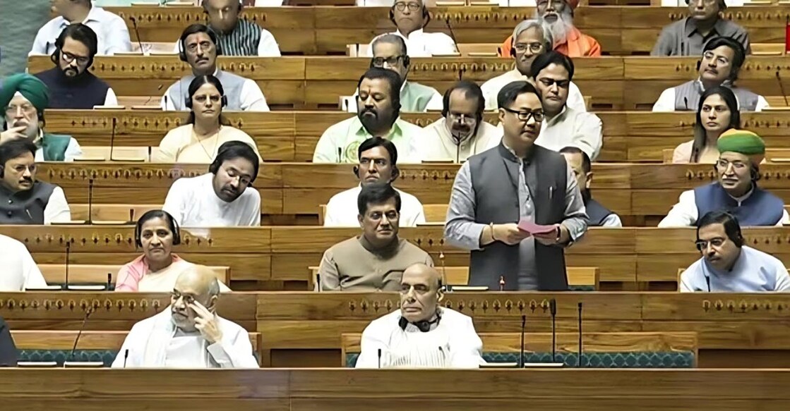 പാർലമെന്റിൽ വഖഫ് നിയമം അവതരിപ്പിക്കുന്ന കേന്ദ്രമന്ത്രി കിരൺ റിജിജു. (Photo credit: pravasitv / X)