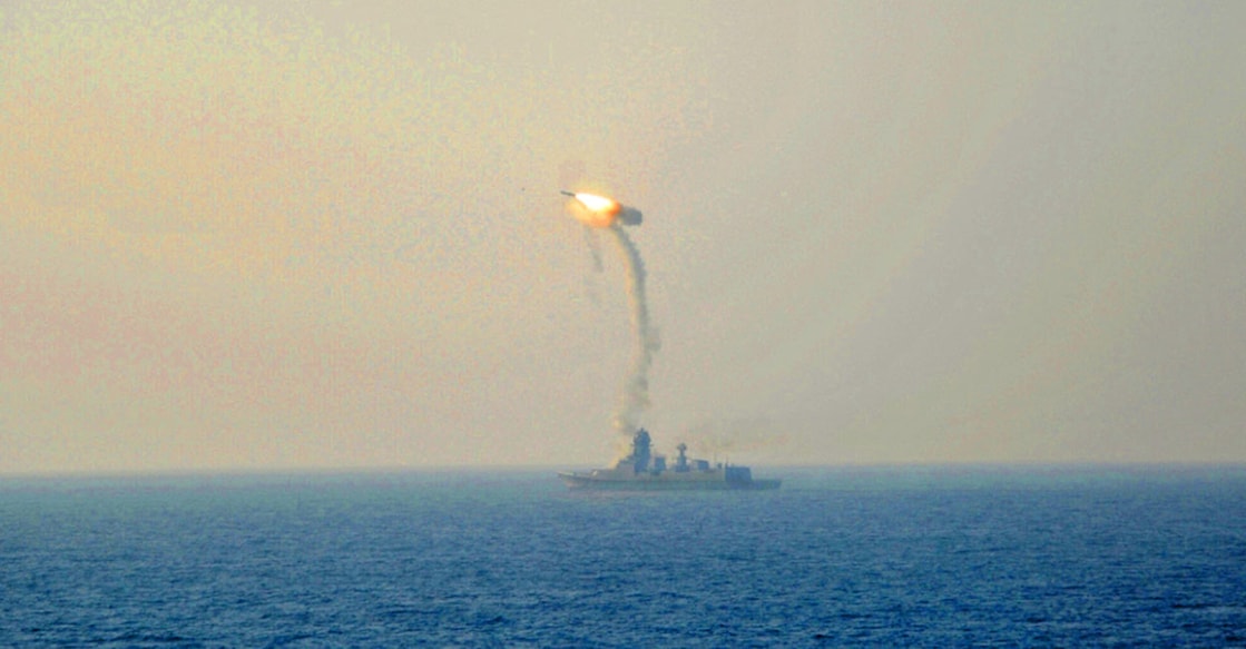 INDIA-DEFENCE 2015 നവംബർ ഒന്നിന് ഐഎന്എസ് കൊച്ചി കപ്പലിൽനിന്ന് ബ്രഹ്മോസ് മിസൈൽ പരീക്ഷിക്കുന്നു (Photo by MINISTRY OF DEFENCE / MINISTRY OF DEFENCE / AFP)