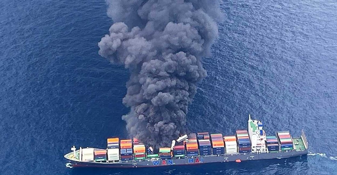 INDIA-SHIPPING-ACCIDENT കേരള തീരത്ത് അറബിക്കടലിൽ തീപിടിച്ച വാൻ ഹയി 503. (Photo by Indian Coast Guard (ICG) / AFP)