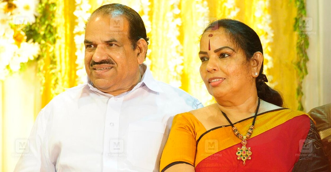 കണ്ണൂരിൽ ഒരു വിവാഹ ചടങ്ങിൽ പങ്കെടുക്കാനെത്തിയ കോടിയേരി ബാലകൃഷ്ണനും വിനോദിനിയും. 2012ലെ ചിത്രം ∙ മനോരമ