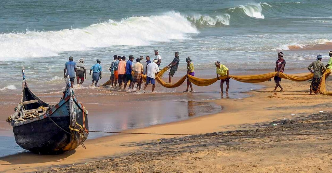  Thiruvananthapuram: Fishermen take the 'Kambavala' fishing net back to the shore after the day's fishing at Shangumugham beach, in Thiruvananthapuram, Tuesday, May 7, 2024. (PTI Photo)
(PTI05_07_2024_000275B)