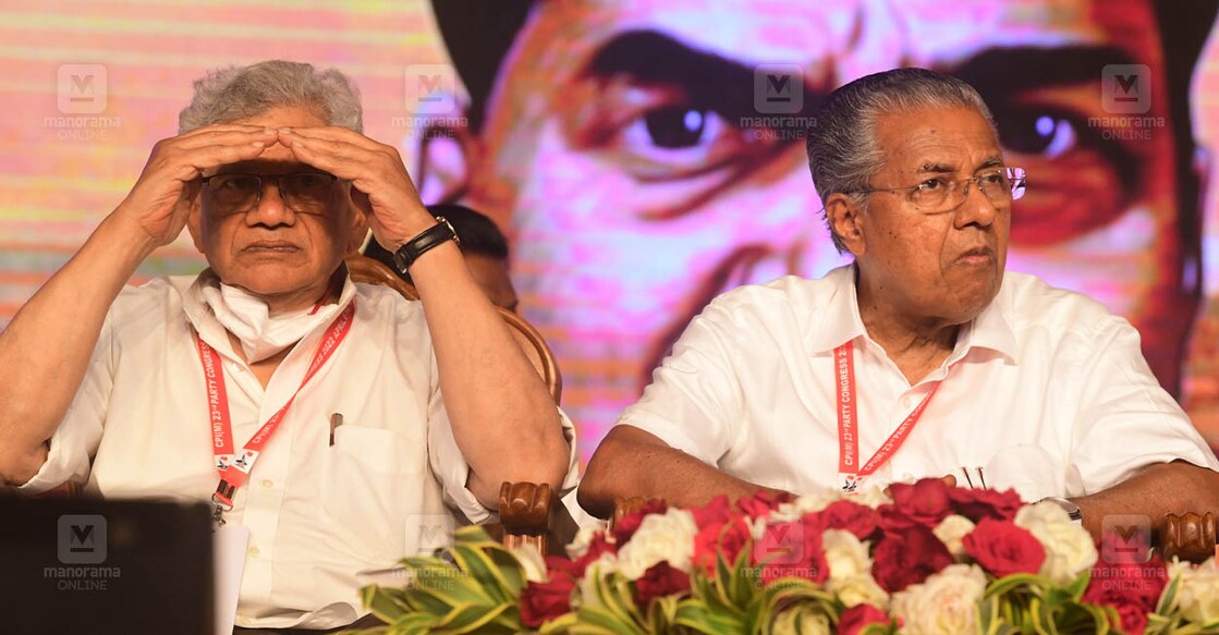 കണ്ണൂർ പാർട്ടി കോൺഗ്രസിന്റെ സമാപന സമ്മേളന വേദിയിൽ സീതാറാം യച്ചൂരിയും പിണറായി വിജയനും (ചിത്രം: മനോരമ)