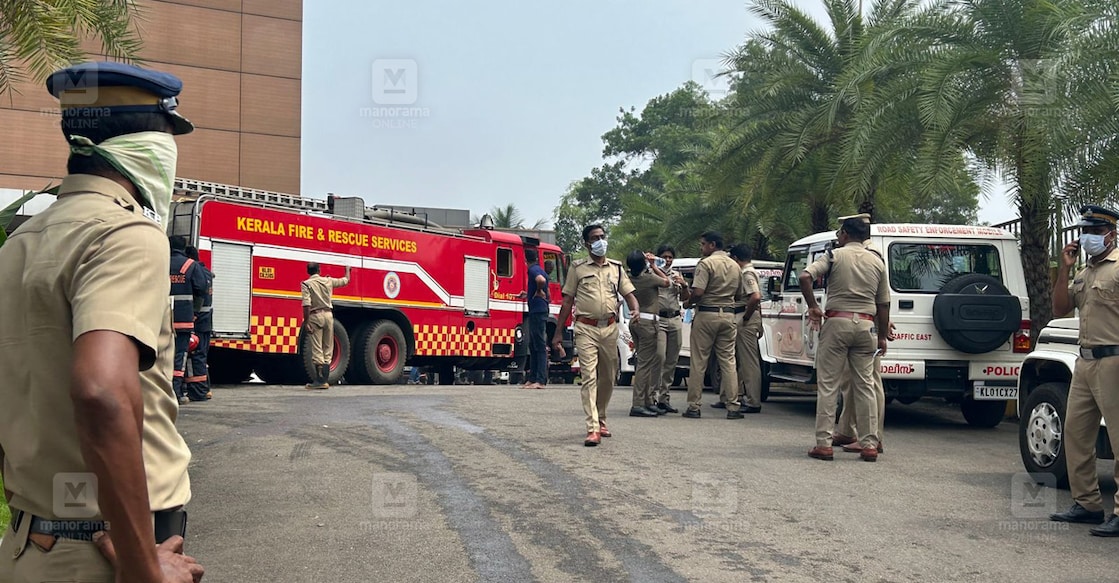 കളമശ്ശേരിയിൽ സ്ഫോടനം ഉണ്ടായ സാമ്ര കൺവൻഷൻ സെന്ററിൽ പൊലീസും ഫയർഫോഴ്സും രക്ഷാപ്രവർത്തനത്തിന് എത്തിയപ്പോൾ. (ചിത്രം∙മനോരമ)