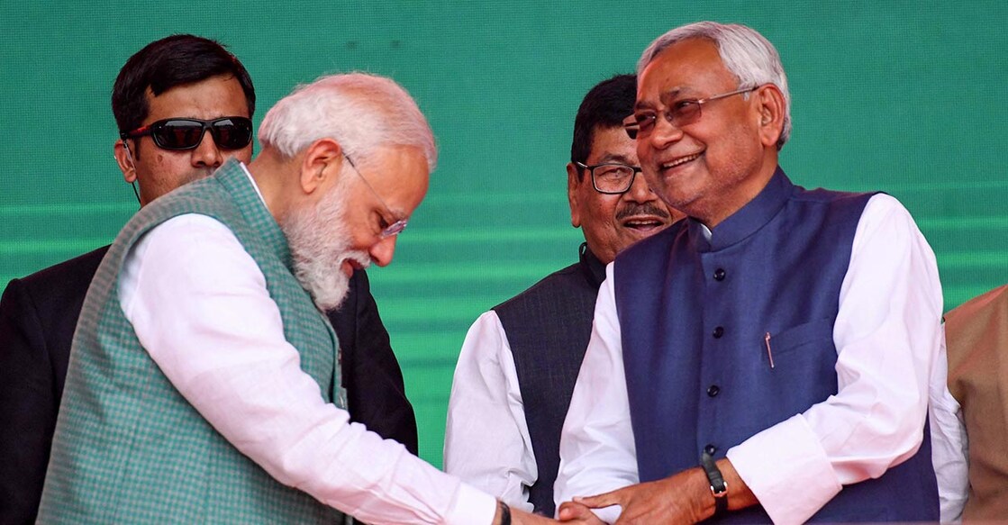 Nitishkumar-modi-politics എൻഡിഎ സംഘടിപ്പിച്ച ‘സങ്കൽപ്’ റാലിക്കിടെ പ്രധാനമന്ത്രി മോദിയ്ക്കൊപ്പം നിതീഷ് കുമാര് (Photo by STR/AFP)