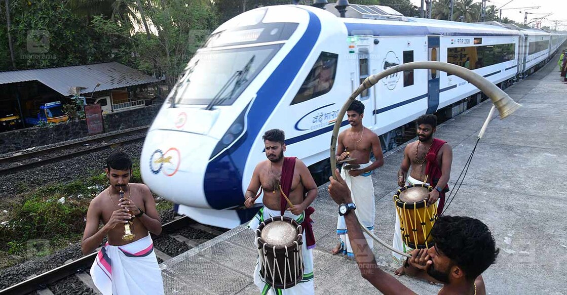 vande-bharath-rail വന്ദേഭാരത് ട്രെയിനിന് തൃശൂരിൽ വരവേൽപ്പ് നൽകുന്ന പഞ്ചവാദ്യ കലാകാരന്മാർ. (ഫയൽ ചിത്രം : റസൽ ഷാഹുൽ ∙ മനോരമ)