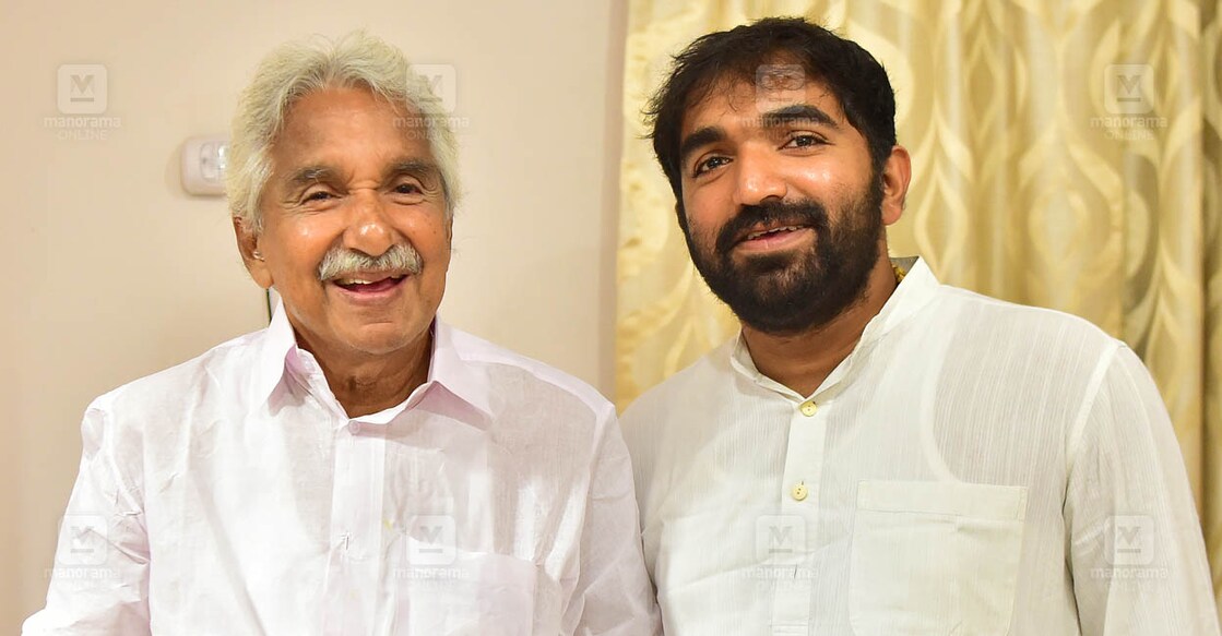 ഉമ്മൻ ചാണ്ടിയും മകൻ ചാണ്ടി ഉമ്മനും (ഫയൽ ചിത്രം: മനോരമ)
