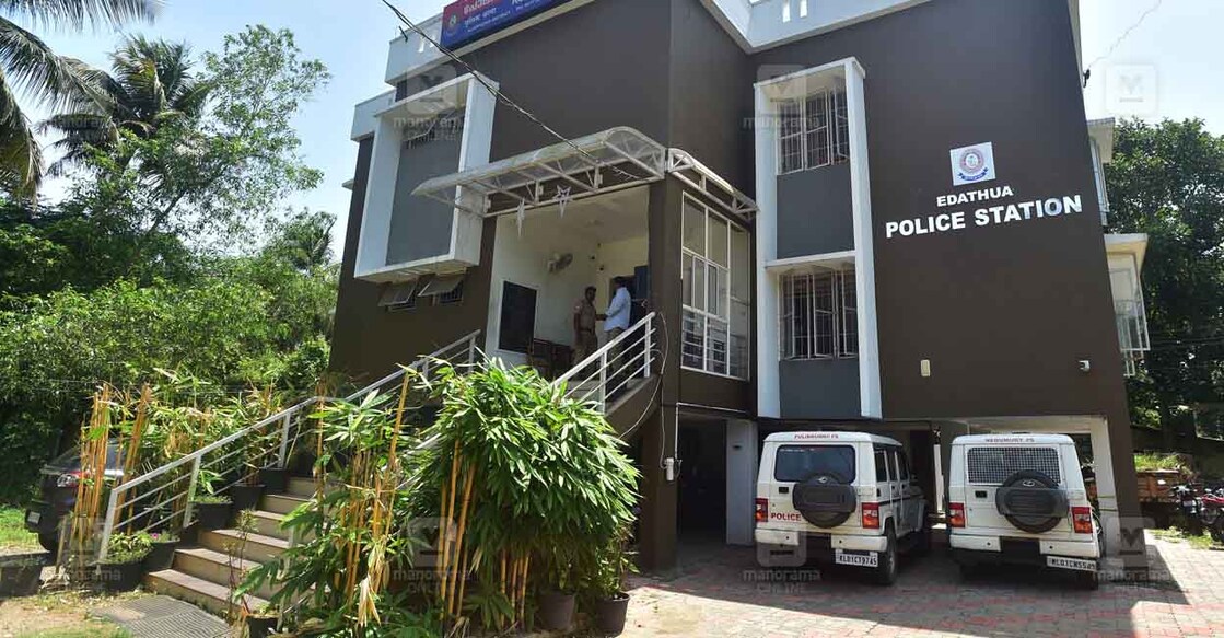 edathua-police-station പ്രളയ മുൻകരുതലായി കോൺക്രീറ്റ് തൂണുകളിൽ പണിത എടത്വ പൊലീസ് സ്റ്റേഷൻ കെട്ടിടം. (ചിത്രം : മനോരമ).
