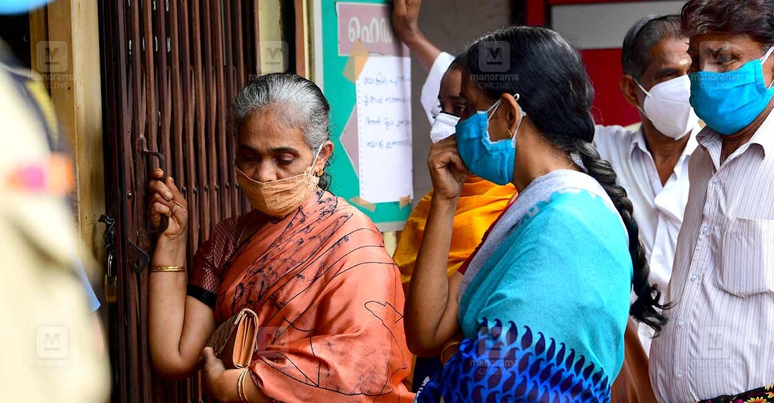 തൃശൂർ കരുവന്നൂർ സഹകരണ ബാങ്കിൽ പണയം വച്ച സ്വർണ്ണം തിരിച്ചെടുക്കാനായി ബാങ്കിന്റെ കവാടത്തിനു മുന്നിൽ കാത്തുനിൽക്കുന്നവർ. (ഫയൽ ചിത്രം :  മനോരമ)