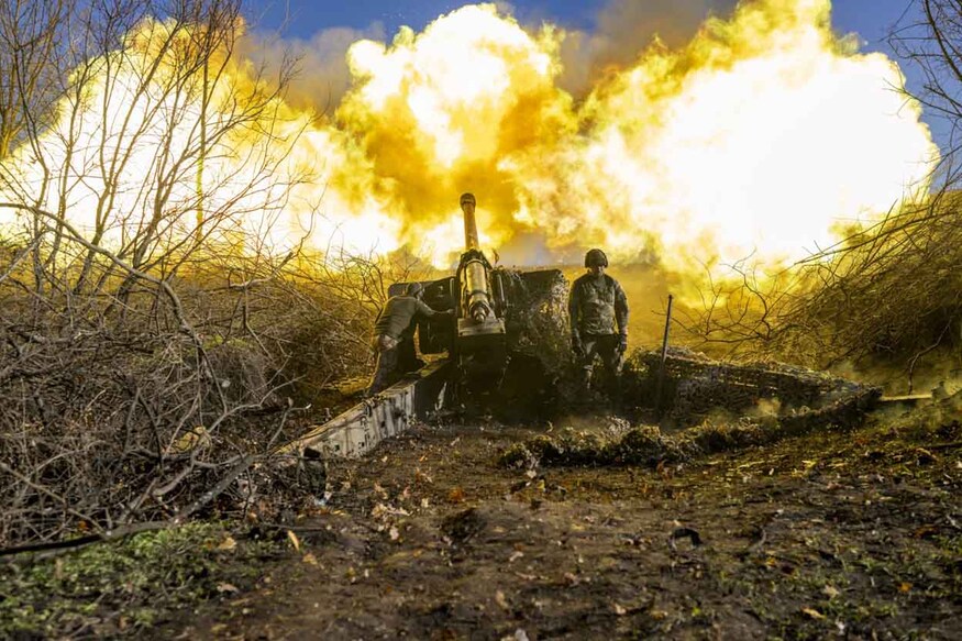 UKRAINE-RUSSIA-CONFLICT-WAR A Ukrainian soldier of an artillery unit fires towards Russian positions outside Bakhmut on November 8, 2022, amid the Russian invasion of Ukraine. (Photo by BULENT KILIC / AFP)