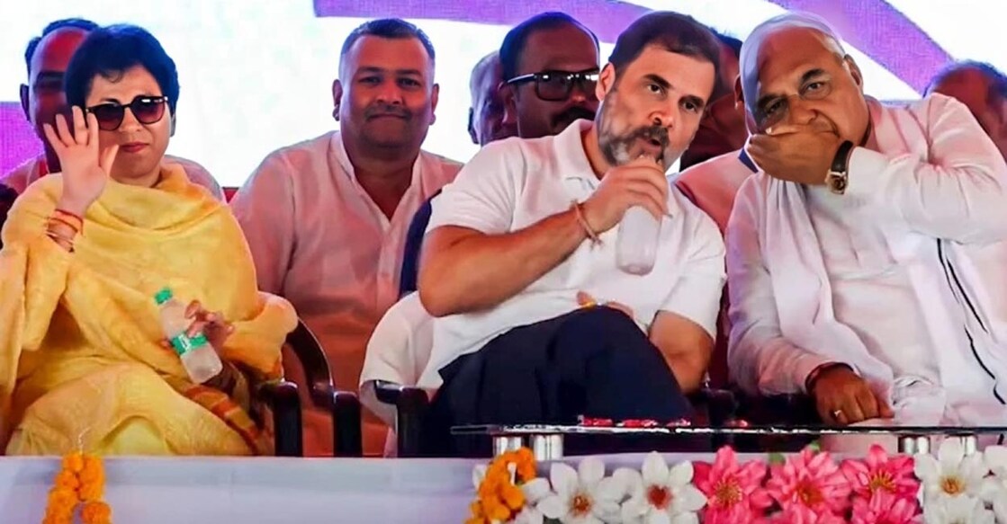 kumari-selja-rahul-gandhi-hooda കുമാരി സെൽജ, രാഹുൽ ഗാന്ധി, ഭൂപീന്ദർസിങ് ഹൂഡ എന്നിവർ ഹരിയാന നിയമസഭാ തിരഞ്ഞെടുപ്പു പ്രചാരണത്തിനിടെ (Photo by PTI)