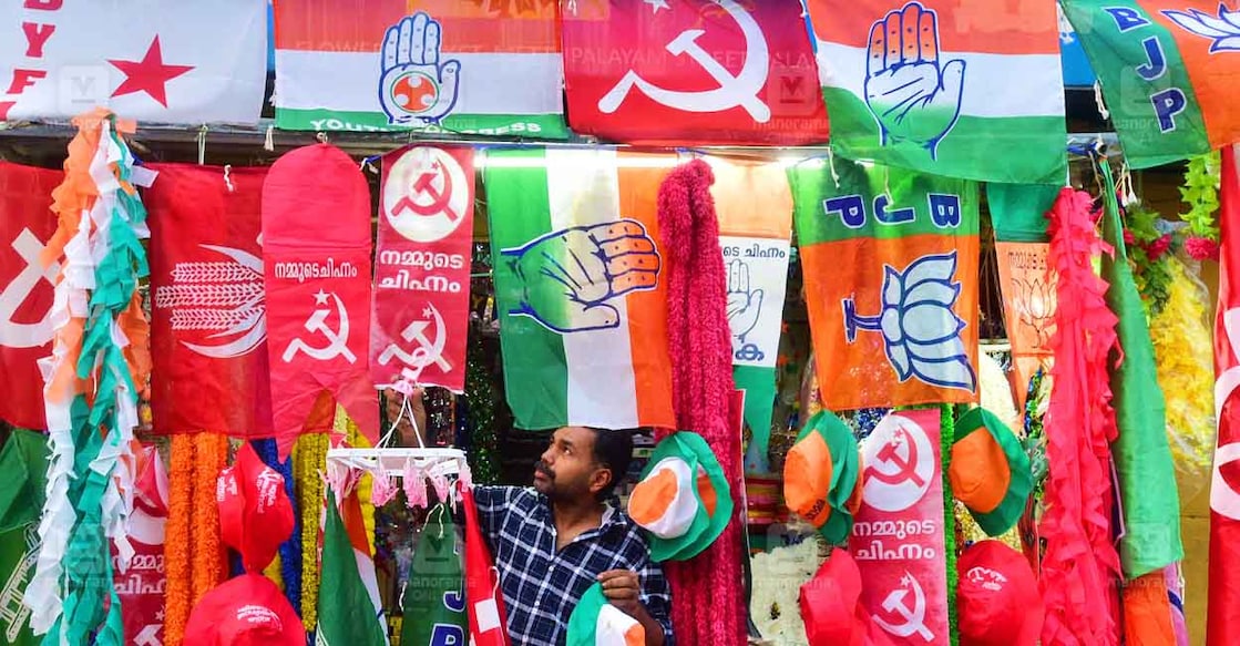 election-palakkad-flags പാലക്കാട് മേട്ടുപ്പാളയം സ്ട്രീറ്റിൽ വിവിധ രാഷ്ട്രീയ പാർട്ടികളുടെ കൊടി തോരണങ്ങളും ചിഹ്നങ്ങളും വിൽപനയ്ക്കു വച്ചിരിക്കുന്നു. ലോക്സഭാ തിരഞ്ഞെടുപ്പുകാലത്തെ കാഴ്ച. ചിത്രം: ഗിബി സാം ∙ മനോരമ