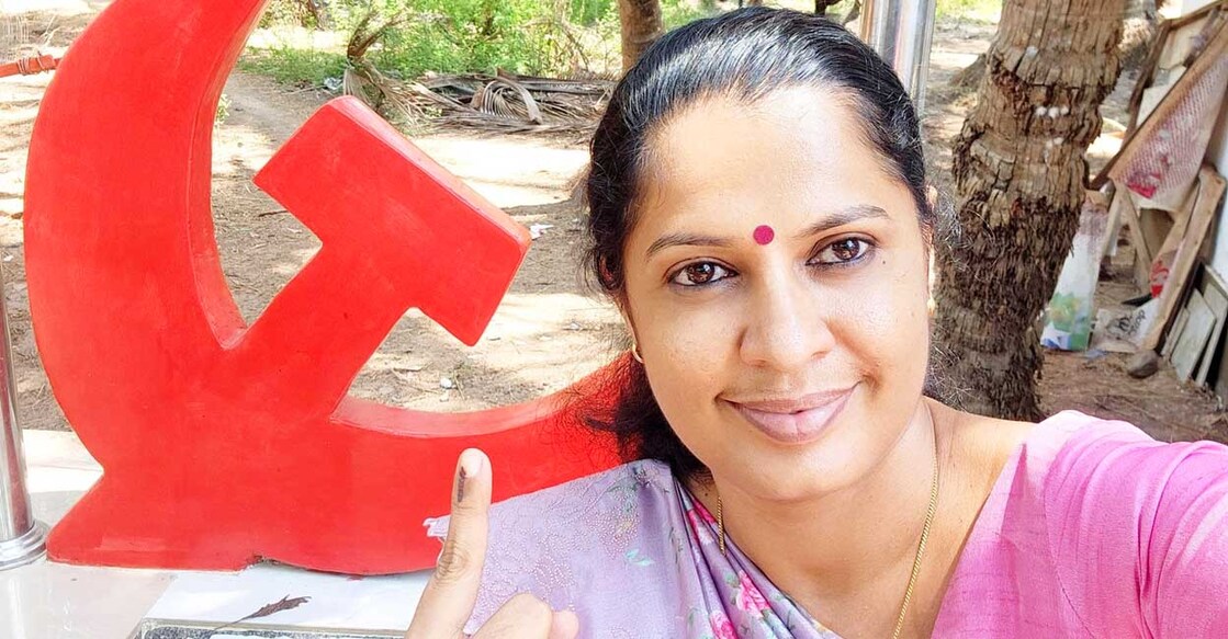 തിരഞ്ഞെടുപ്പിൽ വോട്ടു ചെയ്തതിനു ശേഷം മഷി പുരട്ടിയ വിരലുമായി സെൽഫിയെടുക്കുന്ന മുൻ കണ്ണൂർ ജില്ലാ പഞ്ചായത്ത് പ്രസിഡന്റ് പി.പി. ദിവ്യ (File Photo Courtesy: Facebook/ppdivyakannur)