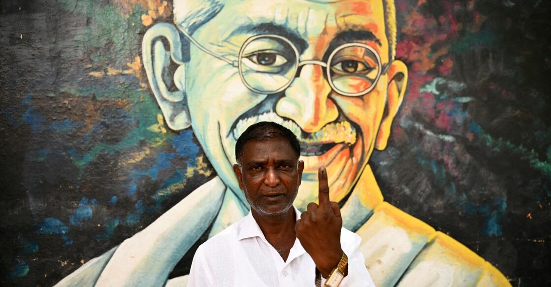 2024 ഏപ്രിലിൽ, ലോക്സഭാ തിരഞ്ഞെടുപ്പിന്റെ രണ്ടാം ഘട്ടത്തിൽ വോട്ടു ചെയ്തതിനു ശേഷം ബെംഗളൂരുവിലെ പോളിങ് ബൂത്തിൽനിന്ന് പുറത്തിറങ്ങിയ വ്യക്തി മഷി പുരണ്ട വിരൽ ഉയർത്തിക്കാട്ടുന്നു (Photo by Idrees MOHAMMED / AFP)