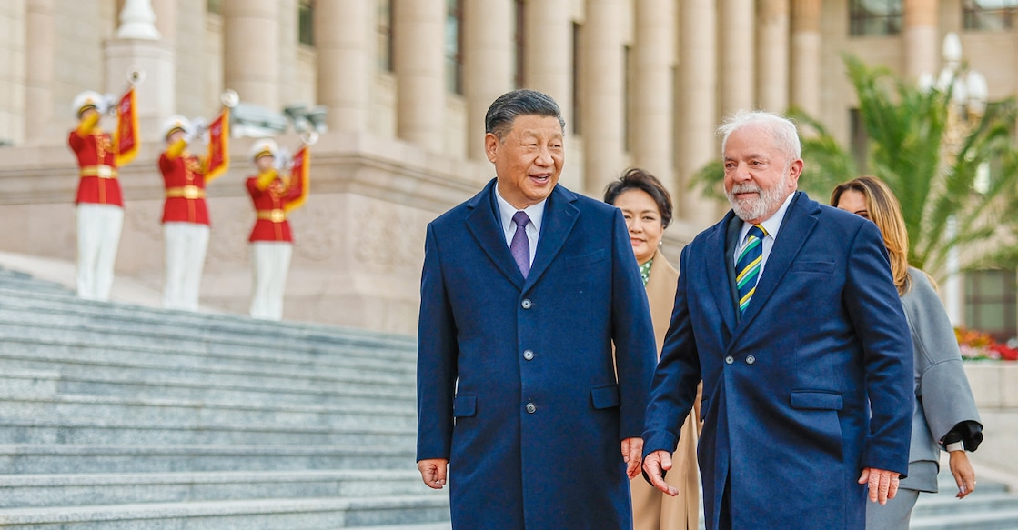 This handout picture released by the Brazilian Presidency shows Chinese President Xi Jinping (L) and Brazil's President Luiz Inacio Lula da Silva, accompanied by their wives, attending a welcome ceremony at the Great Hall of the People in Beijing on April 14, 2023. (Photo by Ricardo STUCKERT / Brazilian Presidency / AFP) / RESTRICTED TO EDITORIAL USE - MANDATORY CREDIT 'AFP PHOTO /  BRAZILIAN PRESIDENCY' - NO MARKETING - NO ADVERTISING CAMPAIGNS - DISTRIBUTED AS A SERVICE TO CLIENTS

 - RESTRICTED TO EDITORIAL USE - MANDATORY CREDIT 'AFP PHOTO /  BRAZILIAN PRESIDENCY' - NO MARKETING - NO ADVERTISING CAMPAIGNS - DISTRIBUTED AS A SERVICE TO CLIENTS /