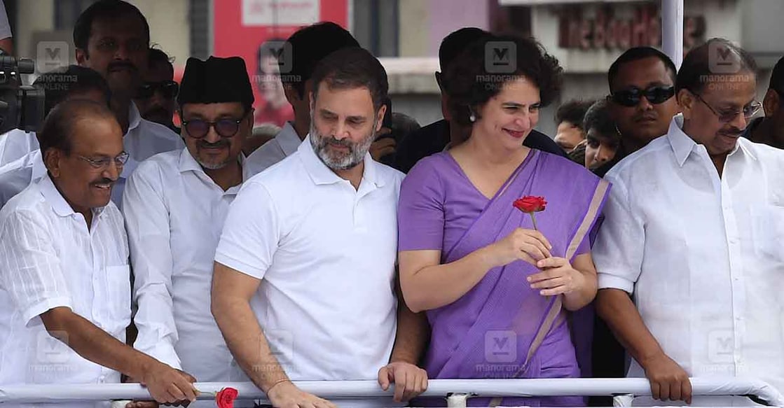 കൽപറ്റയിൽ നടത്തിയ റോഡ് ഷോയ്ക്കിടെ പ്രവർത്തകർ നൽകിയ റോസാ പുഷ്പവുമായി വയനാട് ലോക്സഭാ മണ്ഡലം യുഡിഎഫ് സ്ഥാനാർഥി പ്രിയങ്കാ ഗാന്ധി. മുസ്‌ലിം ലീഗ് അഖിലേന്ത്യാ ജനറൽ സെക്രട്ടറി പി.കെ.കുഞ്ഞാലിക്കുട്ടി, സംസ്ഥാന പ്രസിഡന്റ് പാണക്കാട് സാദ്ദിഖലി ശിഹാബ് തങ്ങൾ, ലോക്സഭാ പ്രതിപക്ഷ നേതാവ് രാഹുൽ ഗാന്ധി, കെപിസിസി പ്രസിഡന്റ് കെ.സുധാകരൻ തുടങ്ങിയവർ സമീപം. ചിത്രം: മനോരമ
