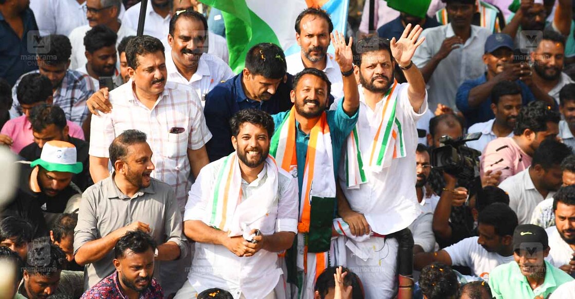 ഉപതിരഞ്ഞെടുപ്പിൽ വിജയിച്ച യുഡിഎഫ് സ്ഥാനാർഥി രാഹുൽ മാങ്കൂട്ടത്തിൽ പാലക്കാട് നഗരത്തിൽ നടത്തിയ റോഡ് ഷോയിൽനിന്ന്. പി. കെ. ഫിറോസ് , ഷാഫി പറമ്പിൽ എംപി, എൻ ഷംസുദ്ദീൻ എംഎൽഎ, അൻവർ സാദത്ത് എംഎൽഎ, സന്ദീപ് വാരിയർ, പി.സി. വിഷ്ണുനാഥ് എംഎൽഎ, വി. കെ. ശ്രീകണ്ഠൻ എംപി എന്നിവർ സമീപം. ചിത്രം: മനോരമ
