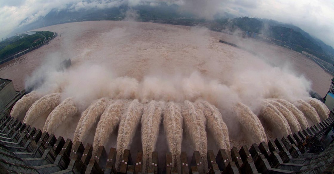 China Dam പ്രളയത്തെത്തുടർന്ന് ത്രീ ഗോർജിസ് ഡാമിലെ ജലനിരപ്പ് അപായനിരപ്പിലും ഉയരത്തിലായപ്പോൾ 18 ഷട്ടറുകളും തുറന്ന് വെള്ളം പുറത്തേക്കു വിടുന്നു (File Photo by AFP)