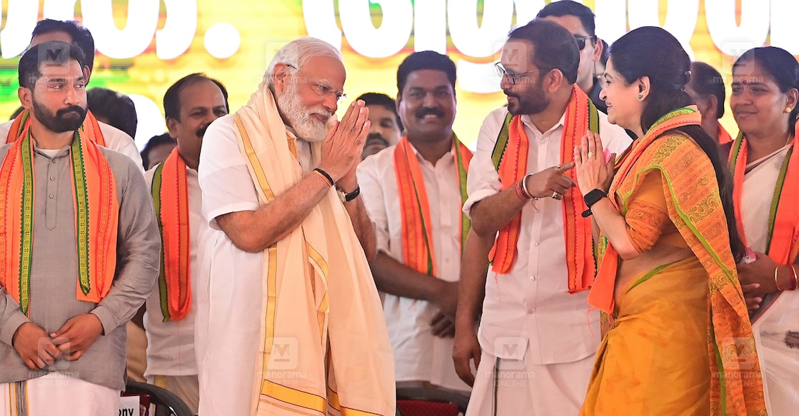padmaja-main പത്തനംതിട്ടയിൽ നടന്ന എൻഡിഎയുടെ തിരഞ്ഞെടുപ്പ് പ്രചാരണയോഗത്തിനെത്തിയ പ്രധാനമന്ത്രി നരേന്ദ്രമോദിക്ക് ബിജെപി സംസ്ഥാന പ്രസിഡന്റ് കെ.സുരേന്ദ്രൻ പത്മജ വേണുഗോപാലിനെ പരിചയപ്പെടുത്തുന്നു. പത്തനംതിട്ട സ്ഥാനാർഥി അനിൽ ആന്റണി, ആലപ്പുഴ സ്ഥാനാർഥി ശോഭാ സുരേന്ദ്രൻ എന്നിവർ സമീപം. (ചിത്രം∙മനോരമ)