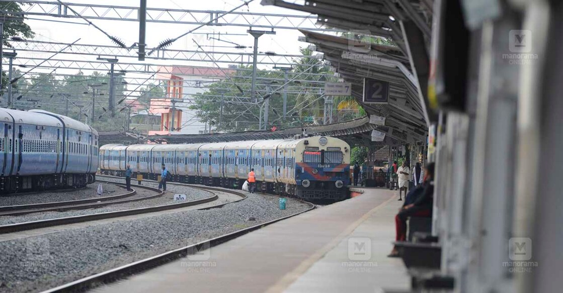 ernakulam-memu-train എറണാകുളം നോർത്ത് റെയിൽവേ സ്റ്റേഷനിലേക്ക് വരുന്ന മെമു ട്രെയിൻ (ഫയൽ ചിത്രം: മനോരമ)