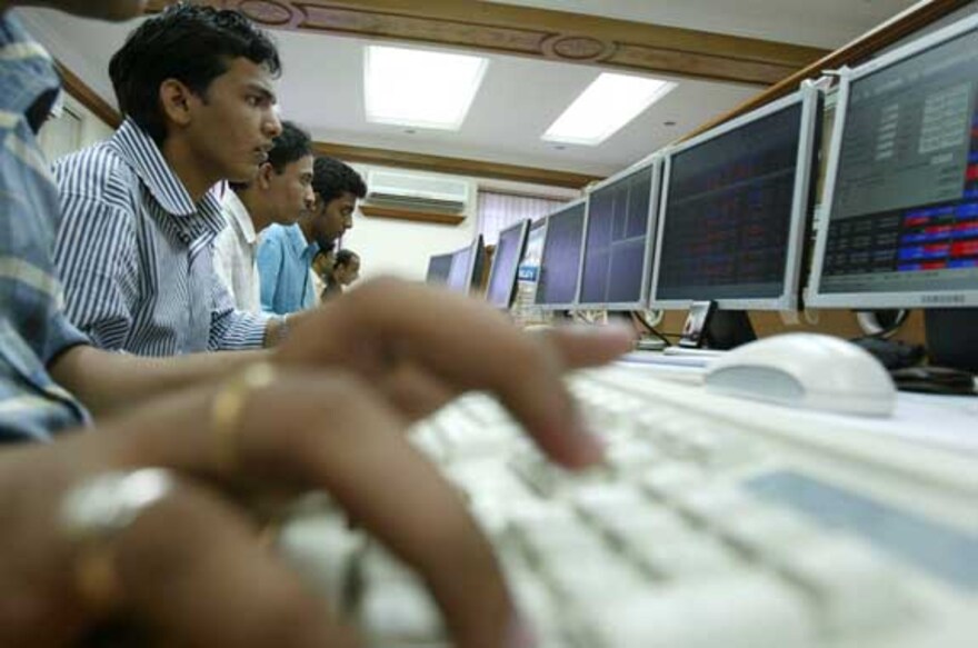 Stock brokers trade in a nervous and volatile market at a brokage firm in Mumbai, 03 October 2007.  Indian share prices surged 3.5 percent by the end of the morning amid a wider Asian rally and sustained overseas demand, dealers said. The Mumbai stock exchange's Sensex index rose 608.95 points or 3.51 percent to the day's high of 17,937.57.   AFP PHOTO/Sajjad HUSSAIN (Photo by SAJJAD HUSSAIN / AFP)