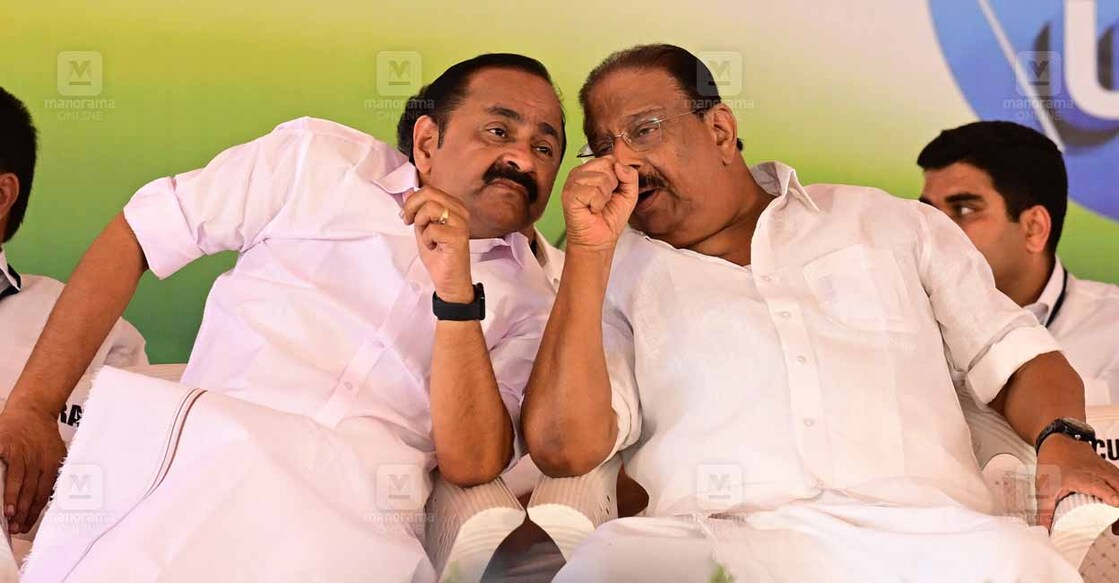 കണ്ണൂരിൽ യുഡിഎഫ് മഹാ സംഗമ വേദിയിലെത്തിയ പ്രതിപക്ഷ നേതാവ് വി.ഡി.സതീശനും കെപിസിസി പ്രസിഡന്റും സ്ഥാനാർഥിയുമായ കെ.സുധാകരനും സംഭാഷണത്തിൽ.