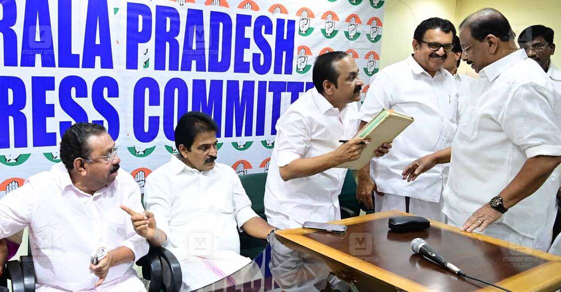 ലോക്സഭാ തെരഞ്ഞെടുപ്പ് വിലയിരുത്താന്‍ തിരുവനന്തപുരത്ത് ഇന്ദിരാഭാവനില്‍  നടന്ന കെപിസിസി നേതൃയോഗത്തിൽ പങ്കെടുക്കാനെത്തിയ പ്രസിഡന്റ് കെ സുധാകരനെ ആക്ടിങ് പ്രസിഡന്റ് എം.എം. ഹസന്‍ വേദിയിലേക്ക് സ്വീകരിക്കുന്നു. എഐസിസി ജനറല്‍ സെക്രട്ടറിമാരായ ദീപാ ദാസ്മുന്‍ഷി, കെ.സി വേണുഗോപാല്‍, പ്രതിപക്ഷ നേതാവ് വി.ഡി. സതീശന്‍, കെ. മുരളീധരൻ എന്നിവർ സമീപം.
ചിത്രം: റിങ്കുരാജ് മട്ടാഞ്ചേരിയിൽ / മനോരമ 