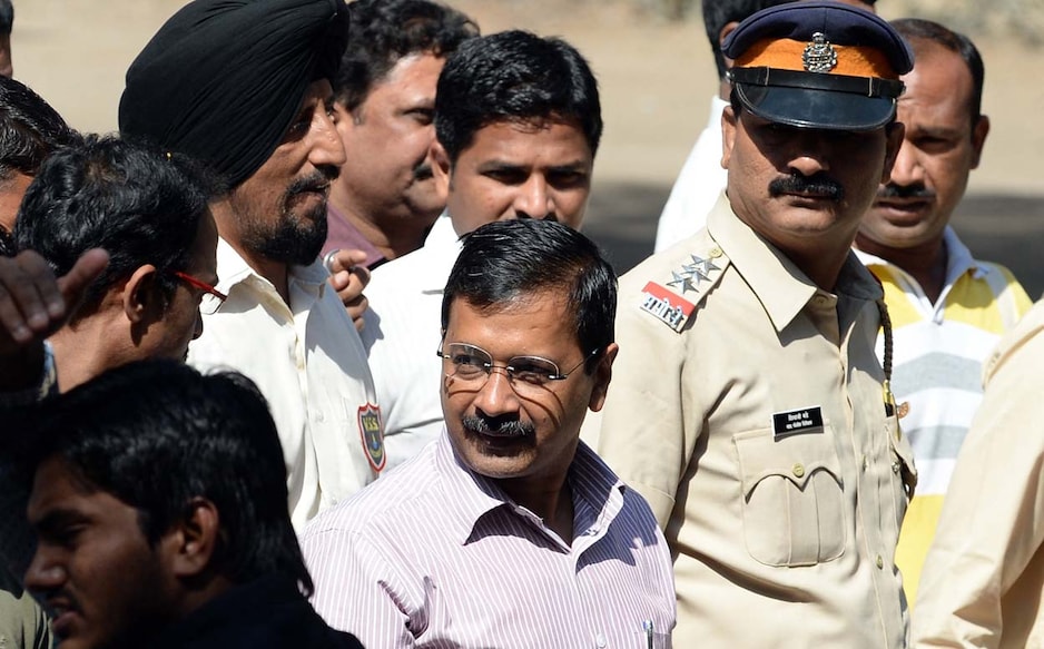 Delhi Chief Minister Shri Arvind Kejriwal leaves a city court in Mumbai on January 20, 2016. Kejriwal appearead in a local court for a case filed during the last elections in 2014 against his party Aam Admi Party's violation of code of conduct.   AFP PHOTO/ INDRANIL MUKHERJEE (Photo by INDRANIL MUKHERJEE / AFP)