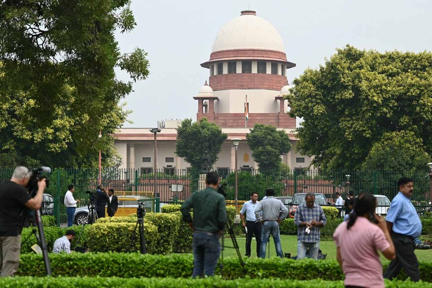 Journalists gather at the courtyard of the Supreme Court of India in New Delhi on October 17, 2023, ahead of India's top court ruling on same-sex marriages. India's top court is expected to rule on same-sex marriages, with LGTBQ campaigners hoping for a landmark overhaul of partnerships in the world's most populous nation. (Photo by Sajjad HUSSAIN / Sajjad HUSSAIN / AFP)