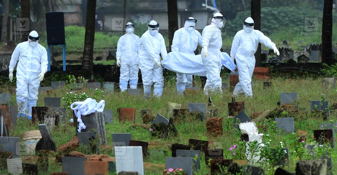 nipah-burial നിപ്പ ബാധിച്ചു മരിച്ച കുട്ടിയുടെ മൃതദേഹം നിപ്പ പ്രോട്ടോക്കോൾ പ്രകാരം സംസ്കരിക്കാൻ എത്തിച്ചപ്പോൾ (ഫയൽ ചിത്രം∙ മനോരമ)