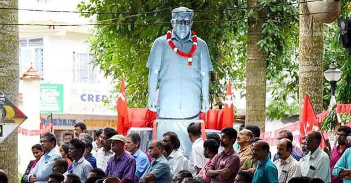 പയ്യന്നൂരിൽ അച്യുതമേനോൻ സ്മൃതി യാത്രയുടെ ഉദ്ഘാടനത്തിന് എത്തിയവർ, പിന്നീട് തിരുവനന്തപുരത്ത് സ്ഥാപിച്ച പ്രതിമ സമീപം (image credit: CPIKeralaOfficial/facebook)