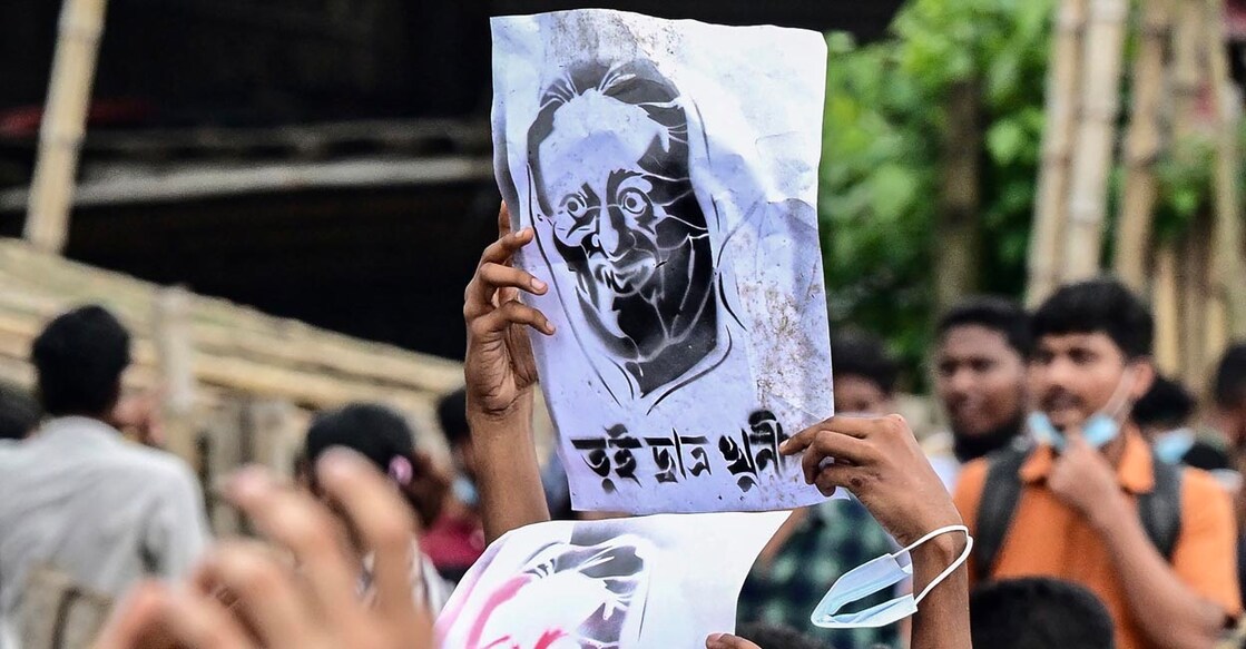 BANGLADESH-UNREST-STUDENTS-PROTEST ‘വിദ്യാർഥികളുടെ കൊലയാളി’ എന്ന് ആരോപിച്ചുകൊണ്ട് ഷെയ്ഖ് ഹസീനയുടെ മുഖം വികൃതമാക്കി വരച്ച ചിത്രവുമായി പ്രക്ഷോഭം നടത്തുന്ന വിദ്യാർഥി. (Photo by MUNIR UZ ZAMAN / AFP)
