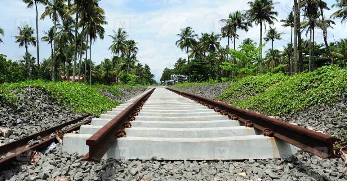 നിർദിഷ്ട ശബരി റെയിൽ പാതയുടെ ഭാഗമായി എറണാകുളം നെടുമ്പാശേരിക്ക് സമീപം ട്രാക്ക് നിർമാണം നടത്തിയ ഭാഗം. (ഫയൽ ചിത്രം: മനോരമ)