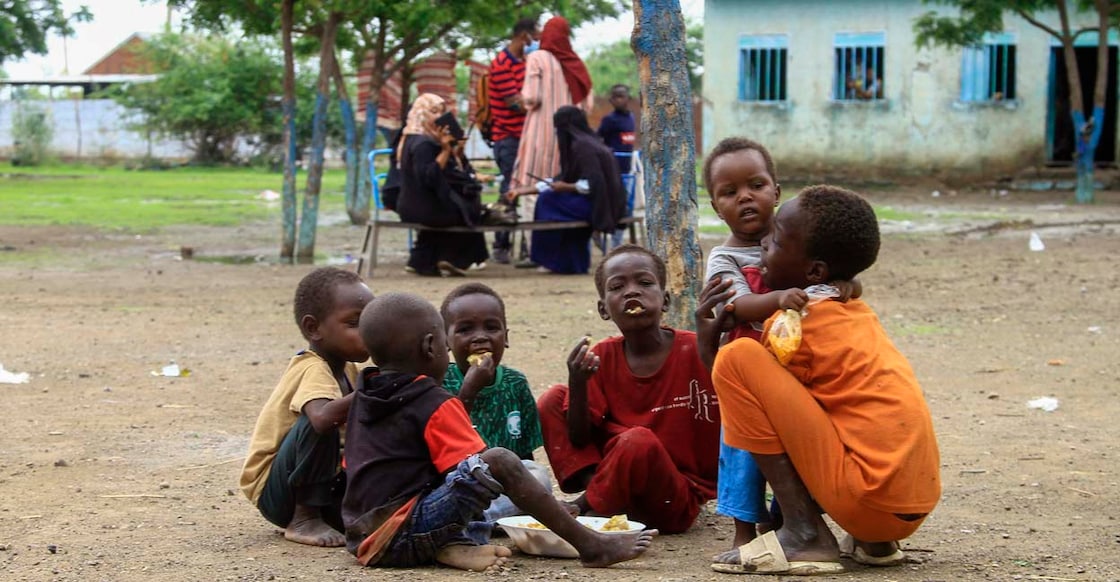 SUDAN-CONFLICT സുഡാനിലെ അഭയാർഥി ക്യാംപുകളൊന്നിൽ ഭക്ഷണം പങ്കുവച്ച് കഴിക്കുന്ന കുട്ടികൾ. (Photo by AFP)