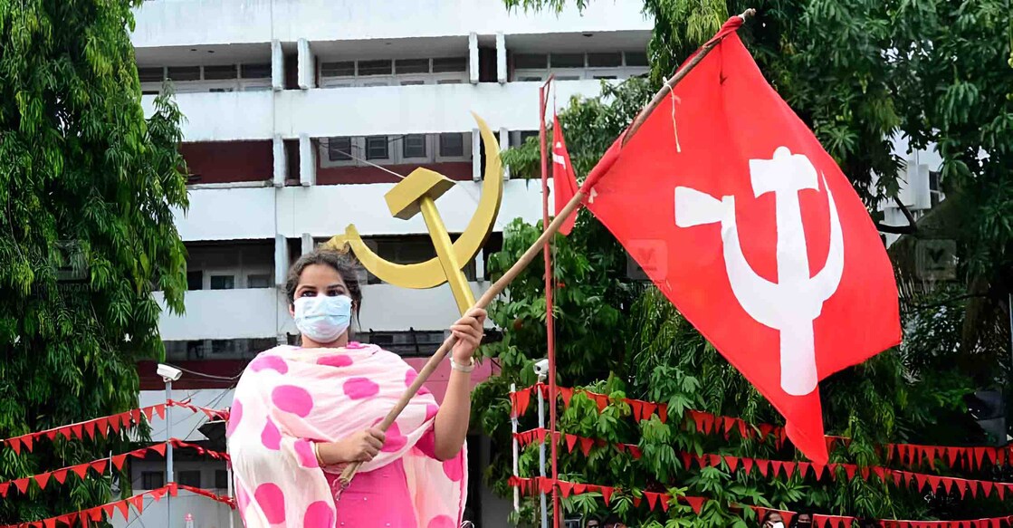 cpm-flag-main എകെജി സെന്ററിനു മുന്നിൽ നിന്ന് സിപിഎം പതാക പാറിക്കുന്ന വനിത. (ഫയൽ ചിത്രം: മനോരമ)