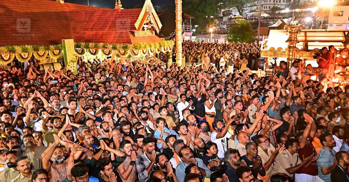 മകരസംക്രമ സന്ധ്യയുടെ പുണ്യമായി പൊന്നമ്പലമേട്ടിൽ തെളിഞ്ഞ ജ്യോതി ശബരിമല സന്നിധാനത്തുനിന്ന് ദർശിക്കുന്ന തീർഥാടകർ. (ചിത്രം: മനോരമ)