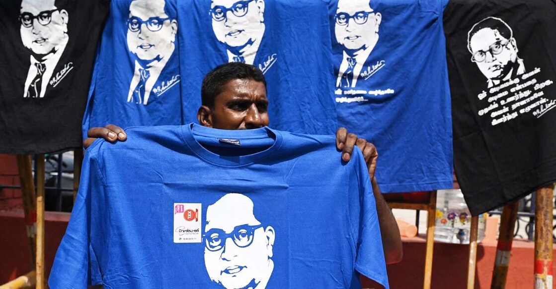 dr-br-ambedkar അംബേദ്കറുടെ ചിത്രം പതിച്ച ടീഷർട്ടുമായി വഴിയോരത്ത് കച്ചവടം നടത്തുന്ന വ്യക്തി. (Photo by Arun SANKAR / AFP)