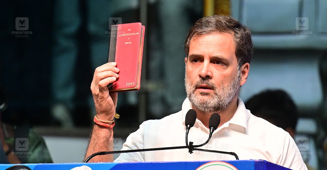 republic-is-being-tested-main ഭരണഘടനയുടെ പതിപ്പ് ഉയർത്തിപ്പിടിച്ച് പ്രസംഗിക്കുന്ന രാഹുൽ ഗാന്ധി (ഫയൽ ചിത്രം: മനോരമ)