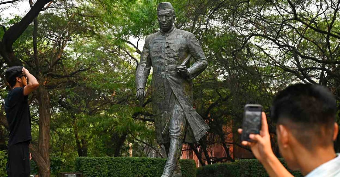 INDIA-HISTORY-POLITICS-CULTURE-ELECTION In this photograph taken on October 28, 2022, a student takes pictures of a statue of India's first prime minister Jawaharlal Nehru on the campus of Jawaharlal Nehru University in New Delhi. The palatial family home of India's first prime minister Jawaharlal Nehru is now a museum where loyalists come to pay tribute, but 75 years after independence that history is being rewritten across the country as the ruling Bharatiya Janata Party (BJP) seeks to promote its own Hindu nationalist agenda. (Photo by Money SHARMA / AFP) / TO GO WITH 'INDIA-HISTORY-POLITICS-CULTURE-ELECTION', FOCUS BY BHUVAN BAGGA - To go with 'India-History-Politics-Culture-Election', FOCUS by Bhuvan BAGGA