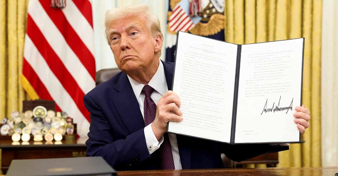 U.S. President Donald Trump holds a signed executive order on AI, in the Oval Office of the White House, in Washington, U.S., January 23, 2025.   REUTERS/Kevin Lamarque     TPX IMAGES OF THE DAY     