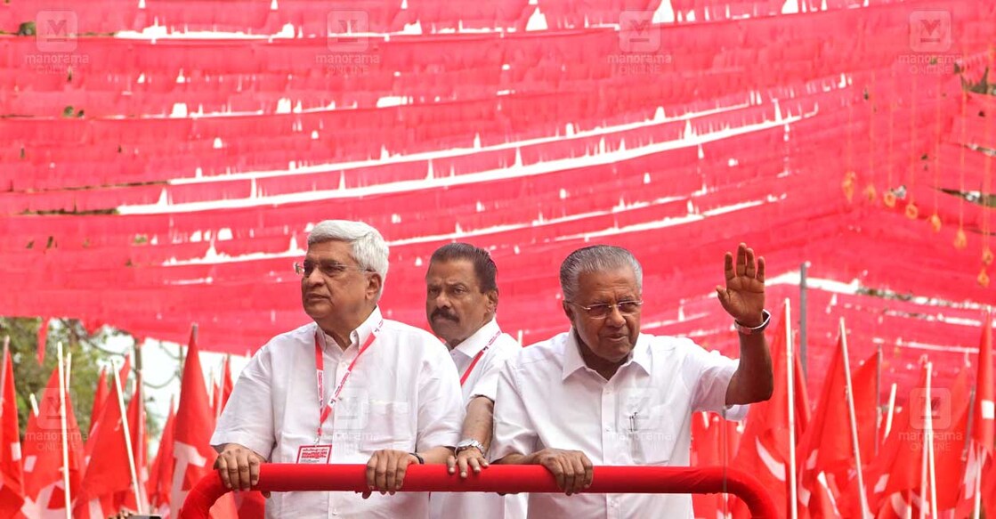 സിപിഎം സംസ്ഥാന സമ്മേളനത്തിനോടനുബന്ധിച്ച് കൊല്ലത്ത് നടന്ന പ്രകടനം നയിക്കുന്ന ദേശീയ കോ ഓർഡിനേറ്റർ പ്രകാശ് കാരാട്ടും, സംസ്ഥാന സെക്രട്ടറി എം.വി.ഗോവിന്ദനും, മുഖ്യമന്ത്രി പിണറായി വിജയനും. (ചിത്രം: മനോരമ)