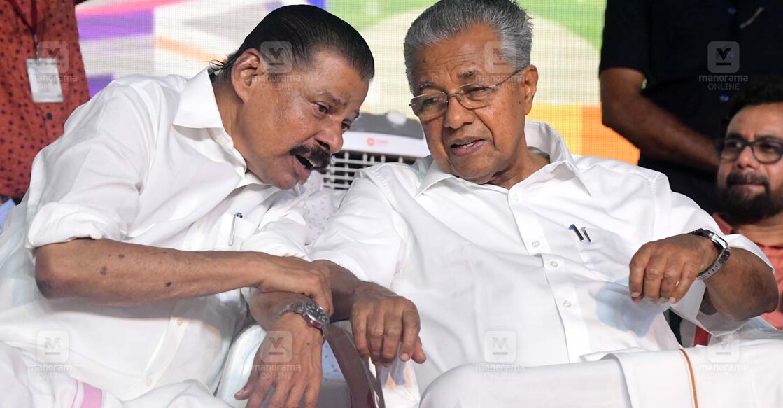 20/11/2023, Kannur, തളിപ്പറമ്പ് മണ്ഡലം നവകേരള സദസ്സ് ഉണ്ടപ്പറമ്പ് മൈതാനത്തു ഉദ്ഘാടനം ചെയ്യാനെത്തിയ മുഖ്യമന്ത്രി പിണറായി വിജയനും എം.വി.ഗോവിന്ദൻ എംഎൽഎയും സംഭാഷണത്തിൽ.