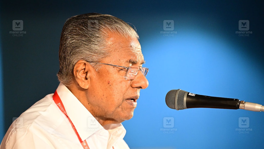 pinarayi-vijayan-web തളിപ്പറമ്പിൽ നടന്ന സിപിഎം കണ്ണൂർ ജില്ലാ സമ്മേളനത്തിൽ മുഖ്യമന്ത്രി പിണറായി വിജയൻ പ്രസംഗിക്കുന്നു.