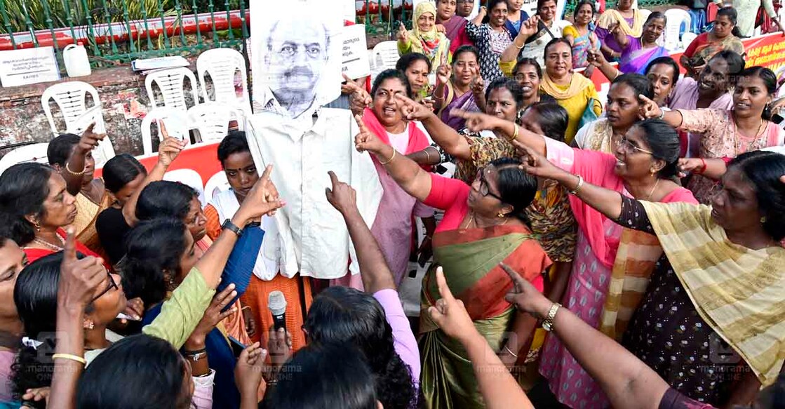 ആശപ്രവർത്തകർ നടത്തുന്ന സമരത്തിൽ ധനമന്ത്രി കെ.എൻ വേണുഗോപാലിനെ പ്രതീകാത്മകമായി വിചാരം ചെയ്യുന്നു. (ചിത്രം: മനോരമ)