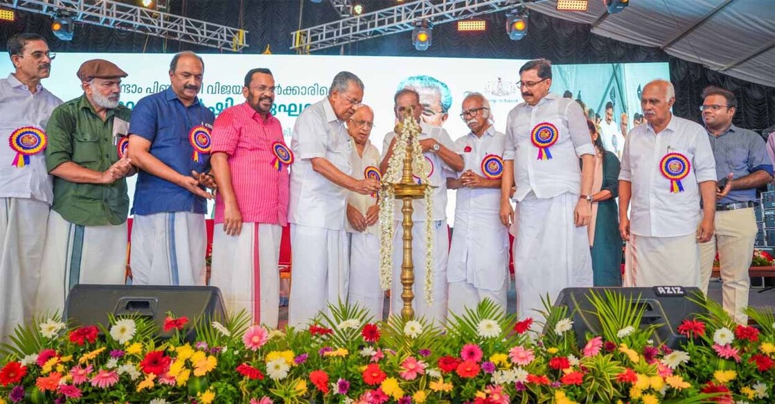 സംസ്ഥാന സർക്കാരിന്റെ നാലാം വാർഷികാഘോഷത്തിന്റെ സംസ്ഥാനതല ഉദ്ഘാടനം കാസർഗോഡ് ജില്ലയിലെ കാലിക്കടവ് മൈതാനത്ത് മുഖ്യമന്ത്രി പിണറായി വിജയൻ നിർവഹിക്കുന്നു. (Photo: Facebook/PinarayiVijayan)