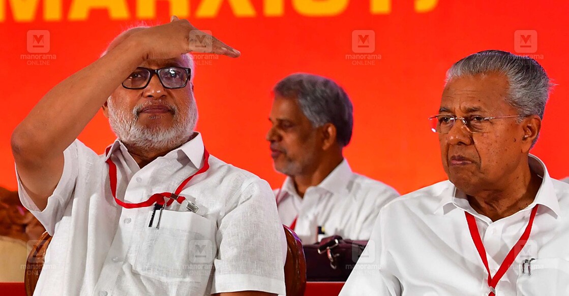 മധുരയിൽ സിപിഎം പാർട്ടി കോൺഗ്രസിനിടെ എം.എ.ബേബിയും പിണറായി വിജയനും. ചിത്രം: മനോരമ