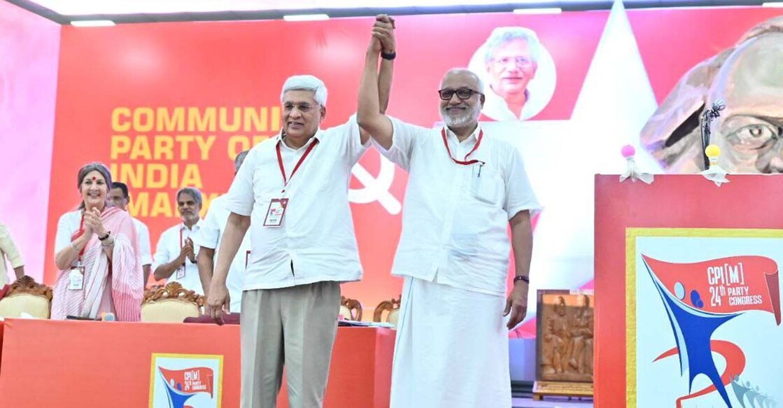 സിപിഎം ജനറൽ സെക്രട്ടറിയായി തിരഞ്ഞെടുക്കപ്പെട്ട എം.എ ബേബി പ്രകാശ് കാരാട്ടിനൊപ്പം പാർട്ടി കോൺഗ്രസിനെ അഭിവാദ്യം ചെയ്യുന്നു. (Photo credit: CPI(M) / X)