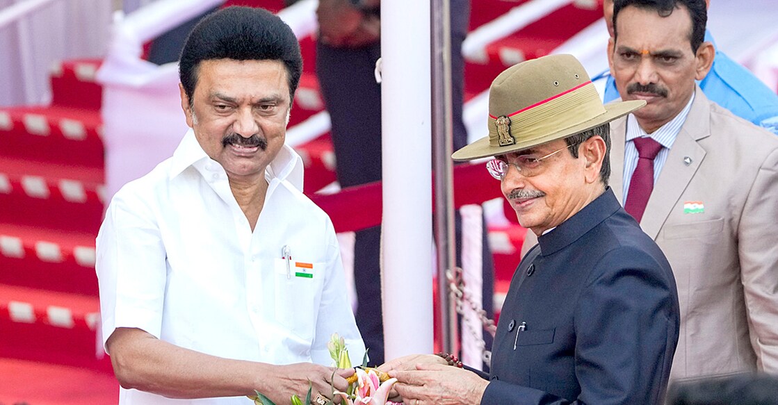 ചെന്നൈ മറീന ബീച്ചിൽ നടന്ന റിപ്പബ്ലിക് ദിനാഘോഷത്തിലേക്ക് തമിഴ്നാട് ഗവർണർ ആർ.എൻ.രവിയെ സ്വീകരിക്കുന്ന മുഖ്യമന്ത്രി എം.കെ.സ്റ്റാലിൻ. ( File Photo: PTI /R Senthilkumar)
